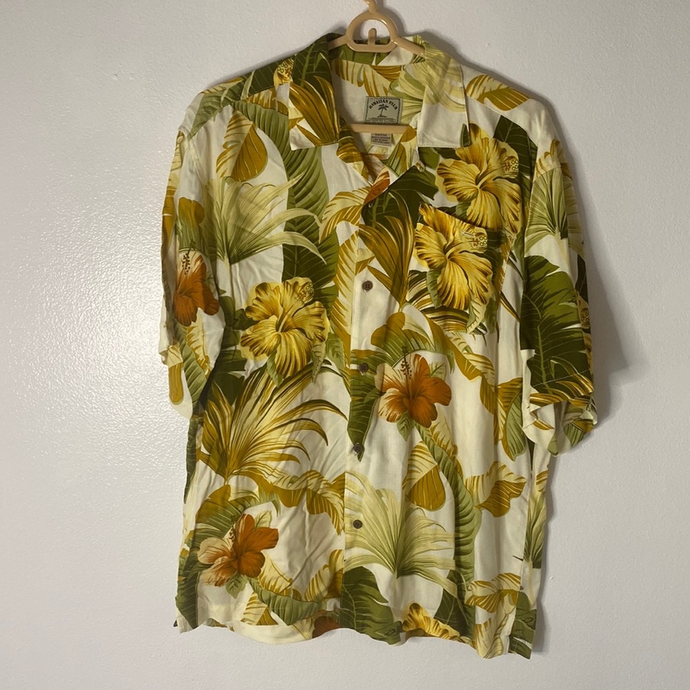 Men’s soft medium Hawaiian print floral button up short sleeve shirt